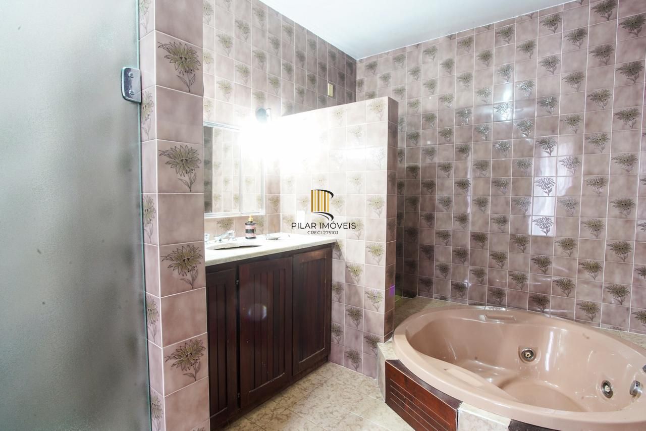 Casa com 300m², localizada na zona sul de Porto Alegre, com lareira, piscina e 3 vagas de garagem cobertas.