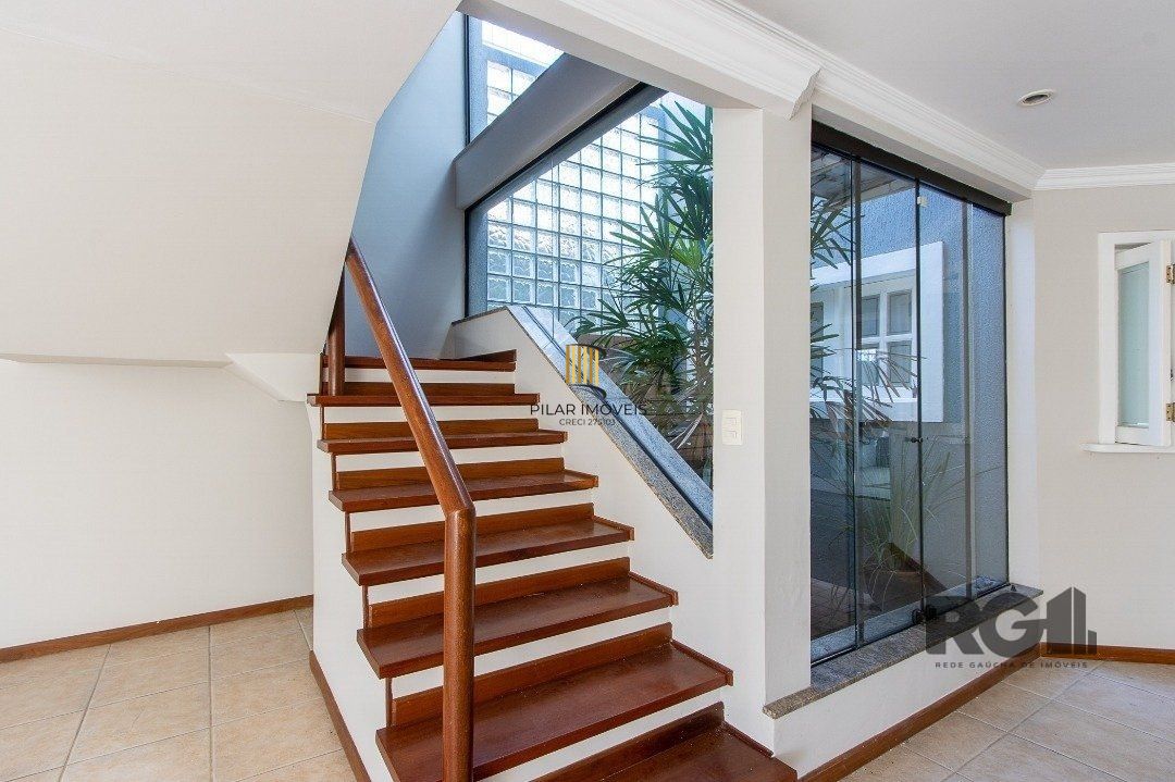 BELO SOBRADO, 3 QUARTOS, 1 SUITE, PISCINA, 320m² PRIVATIVOS - TRISTEZA