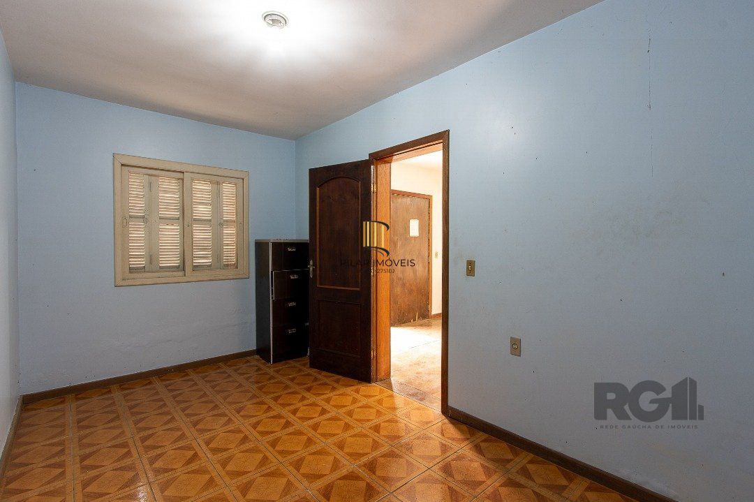 Casa 5 dormitórios no bairro Ipanema