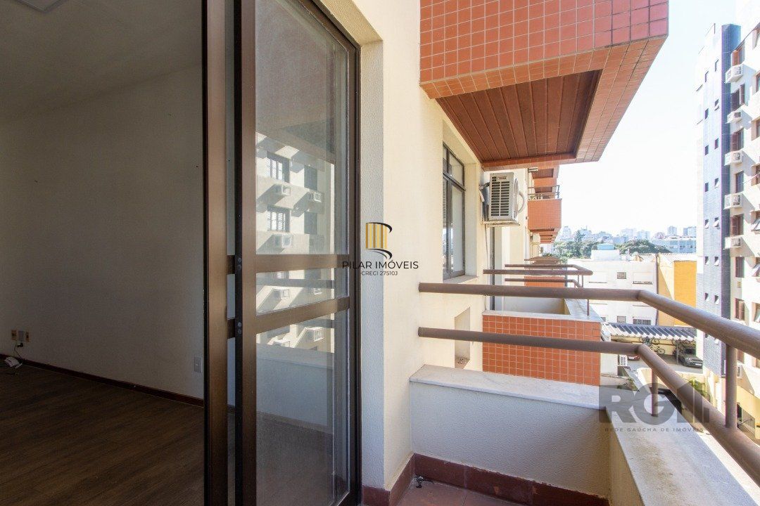 EXCELENTE SALA COMERCIAL, muito bem localizada no bairro Menino Deus, 01 banheiro, sacada e ar condicionado split, toda montada