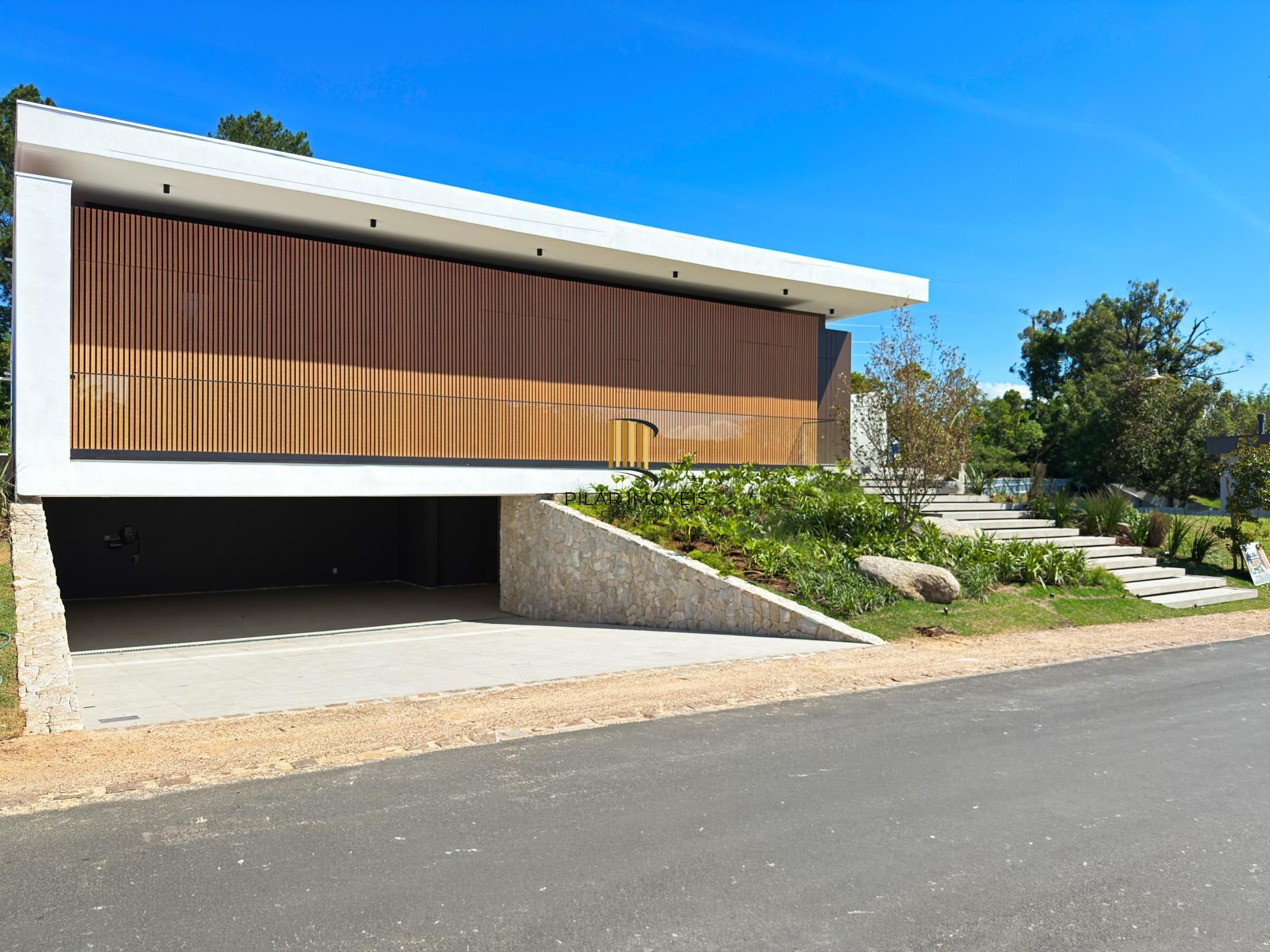 A casa conta com 434m2 de área construída, mas com um aproveitamento total dos 1.012m2 do lote