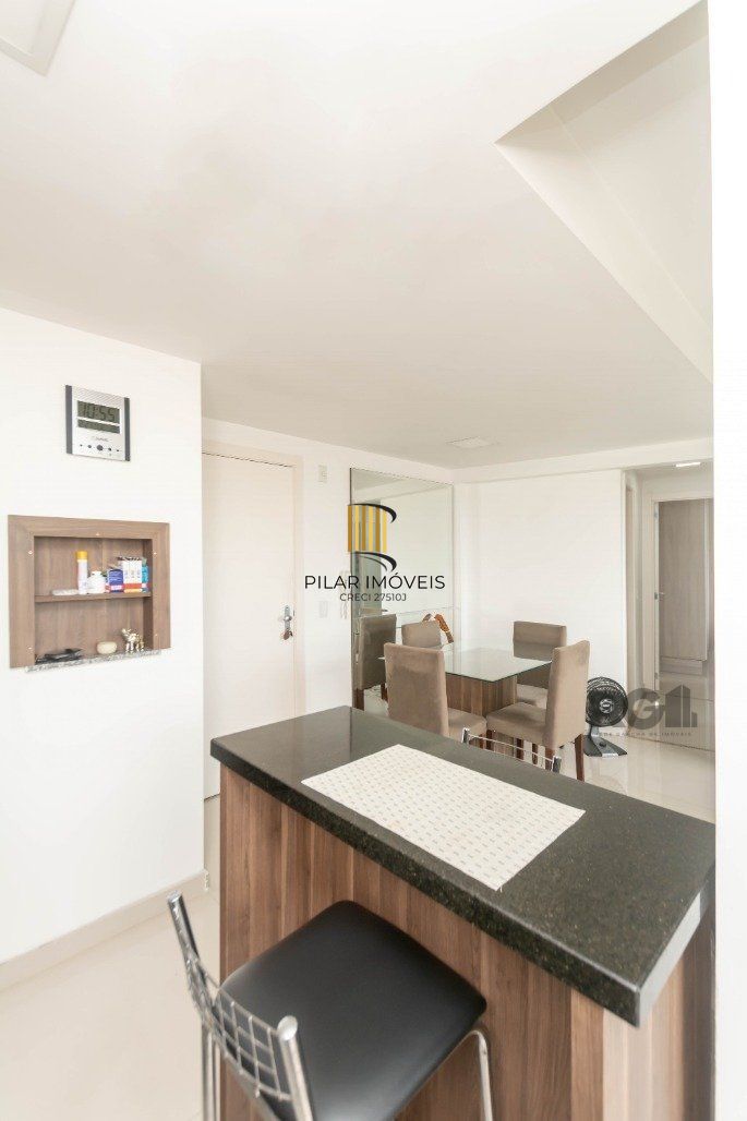 Apartamento andar alto que possui 2 dormitórios, sendo 1 súite, living para 2 ambientes, cozinha mobiliada, banheiro auxiliar