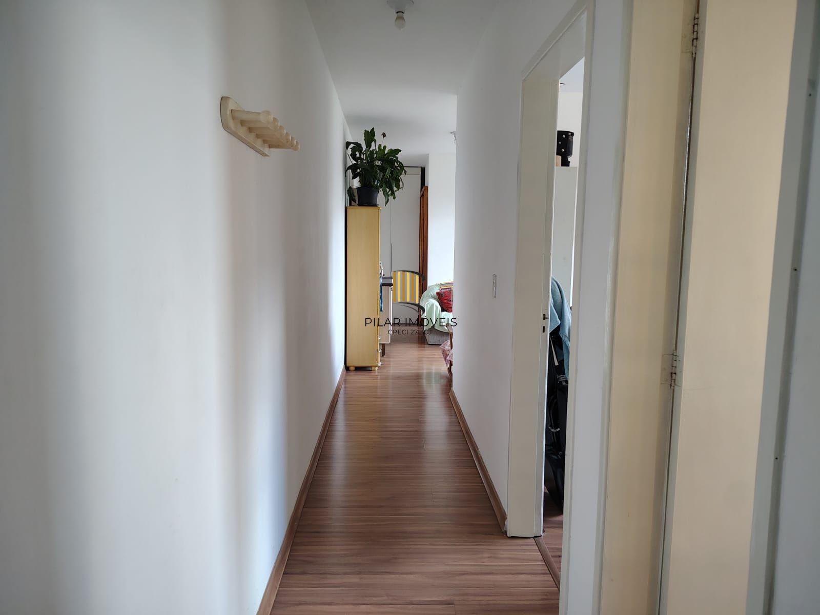 Apartamento de 2 dormitórios, 2 banheiros e 1 vaga no bairro Cristal.