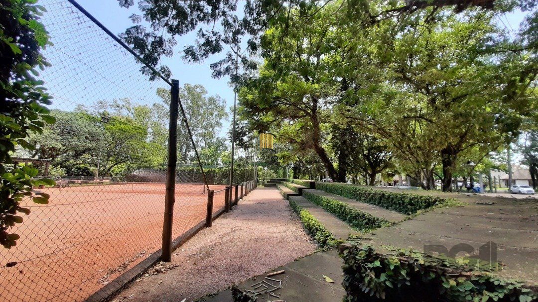 Casa em condomínio com pátio, piscina, 3 suítes e 2 vagas