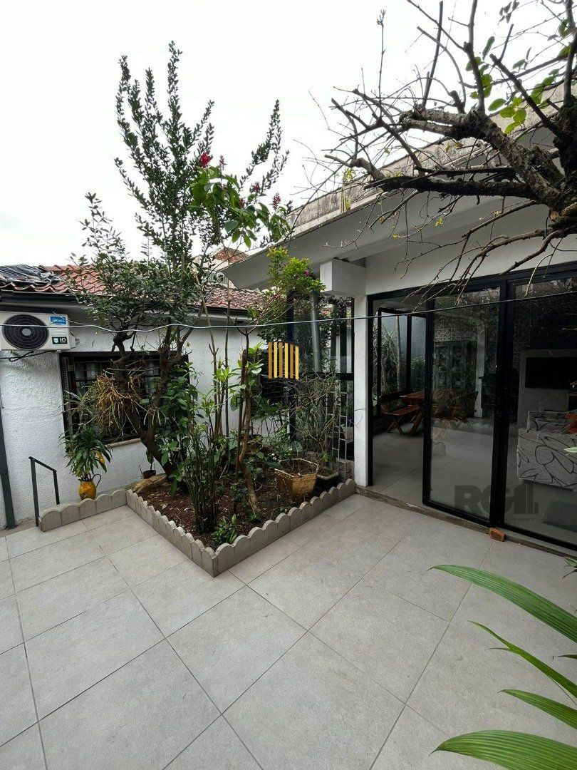 Casa 3 dormitórios no bairro Medianeira