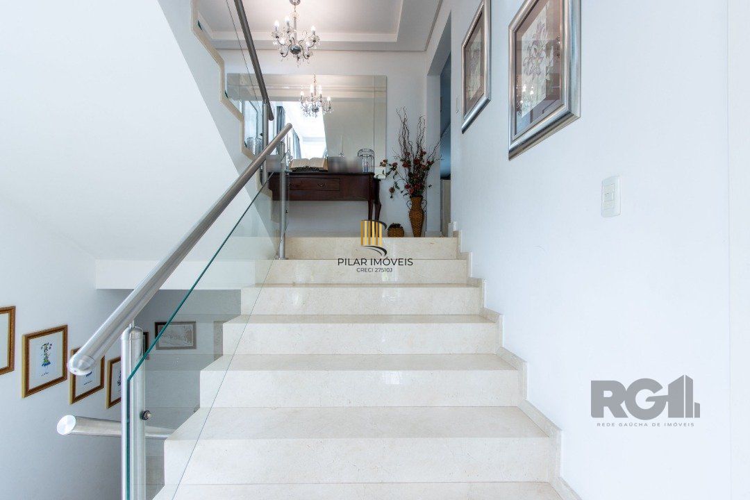 Casa em condominio . com 6 suites, sendo 3 suítes master com closet e hidro.