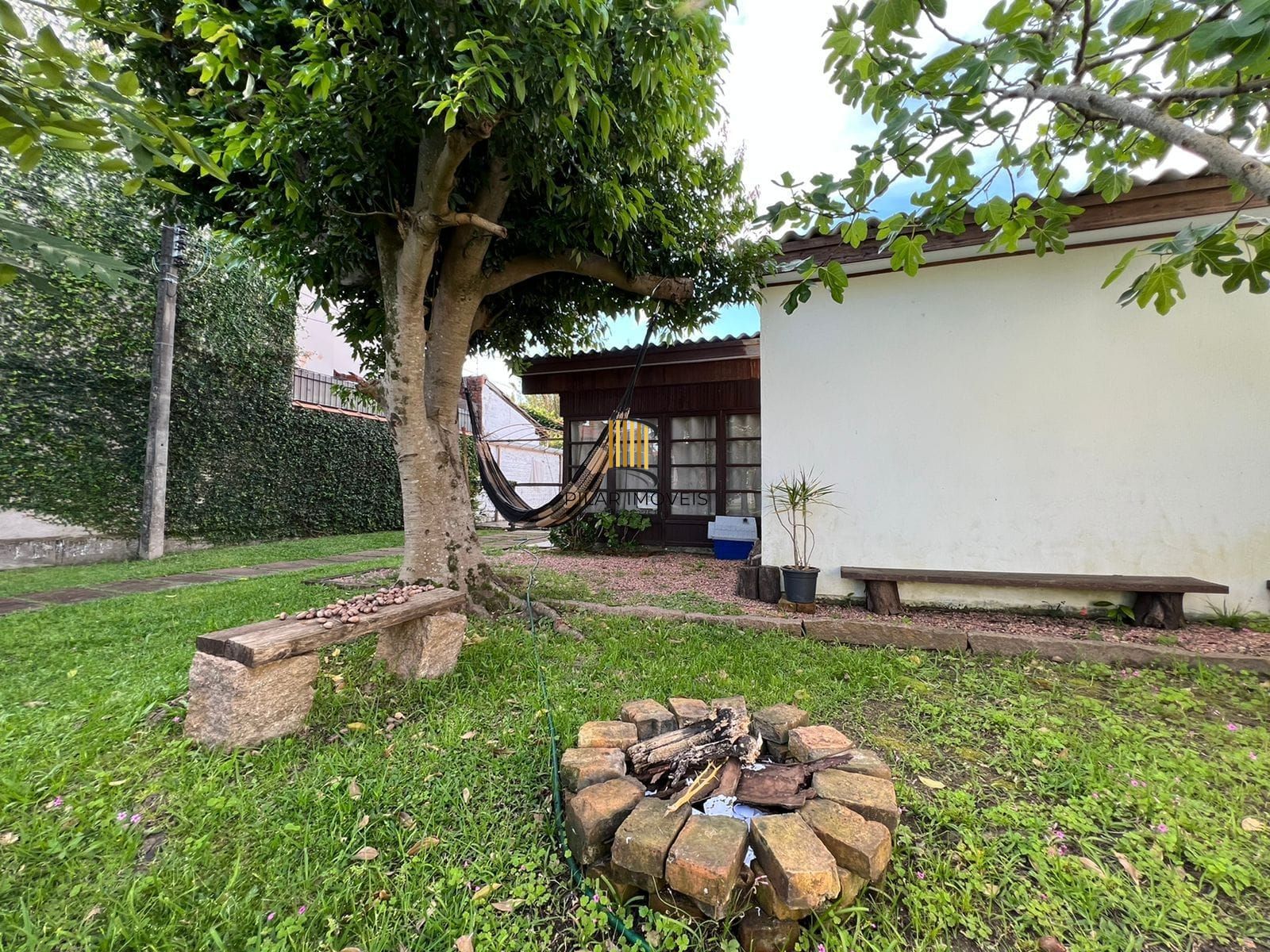 Terreno medindo 11 X 39,66 com 2 casas de alvenaria