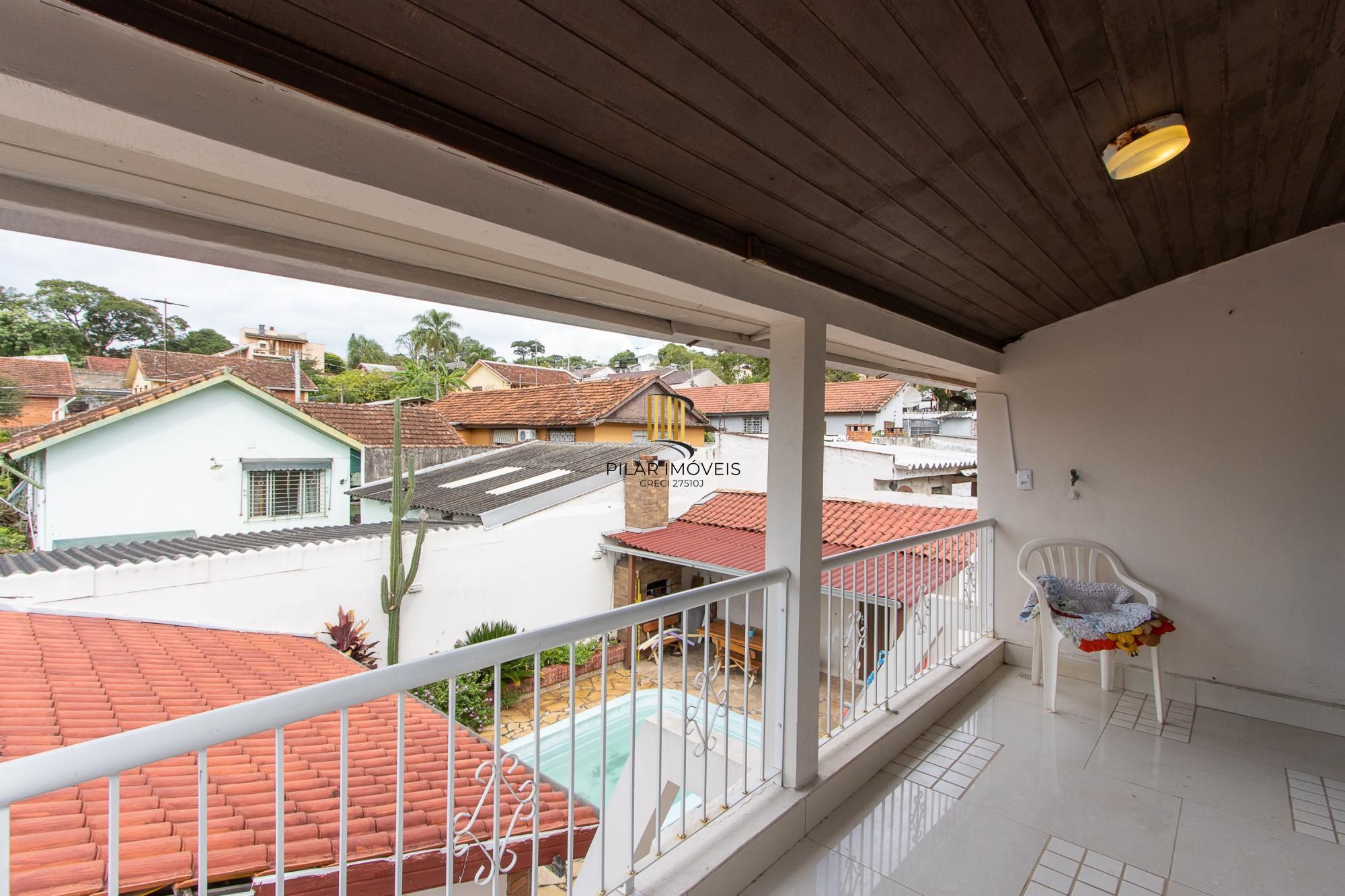 Casa de 4 dormitórios, 2 suítes, piscina, pátio e 2 vagas de garagem.