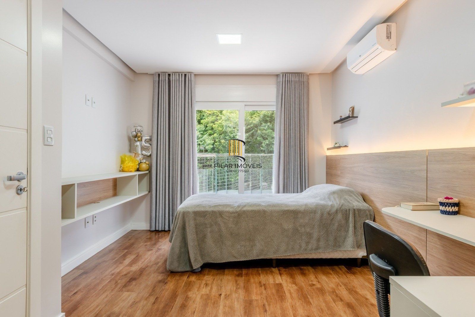 Casa em Condomínio com 228m² e 3 dormitórios, 1 suíte, 3 vagas no bairro Sarandi