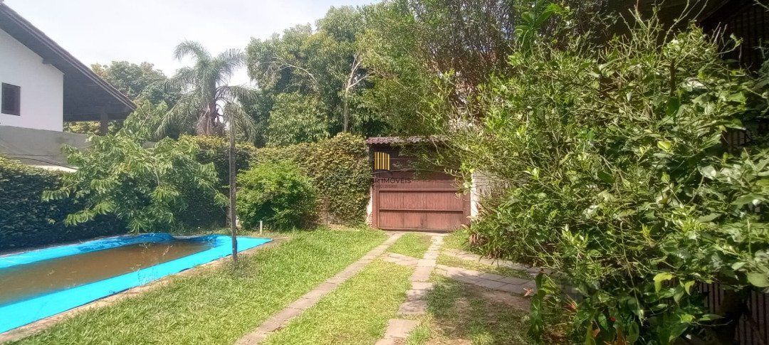 Casa de 3 dormitórios com piscina no Bairro Cristal.