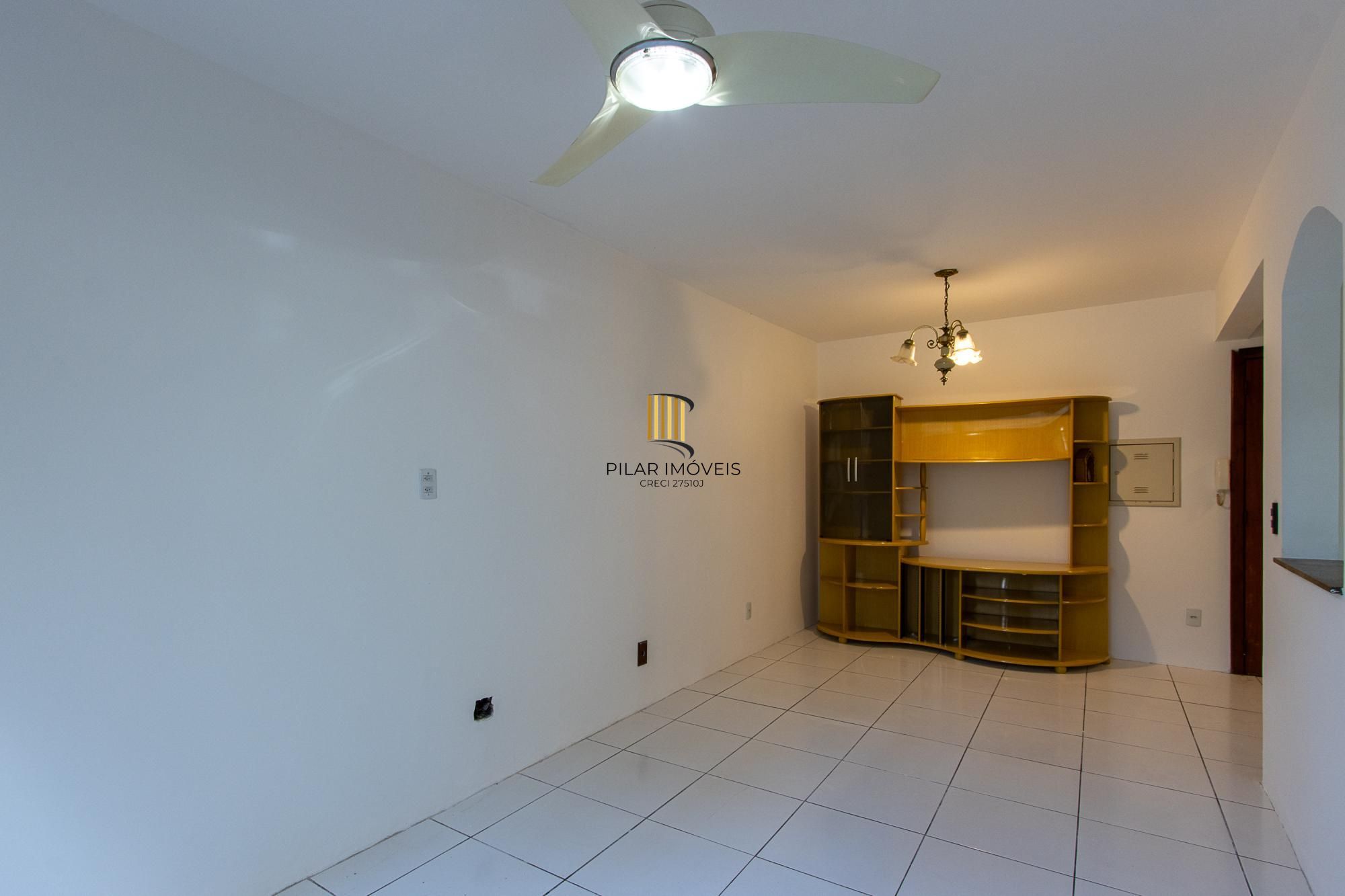 Casa de condomínio, 3 dormitórios, 1 suíte, 1 vaga coberta, no bairro Cristal.