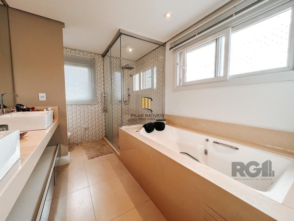 Excelente residência com aproximadamente 219m² privativos,
