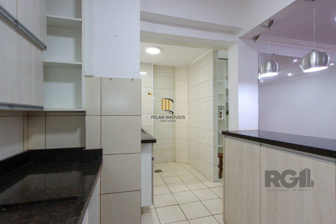 Apartamento semi-mobiliado, possui 3 dormitórios, sendo 1 suíte
