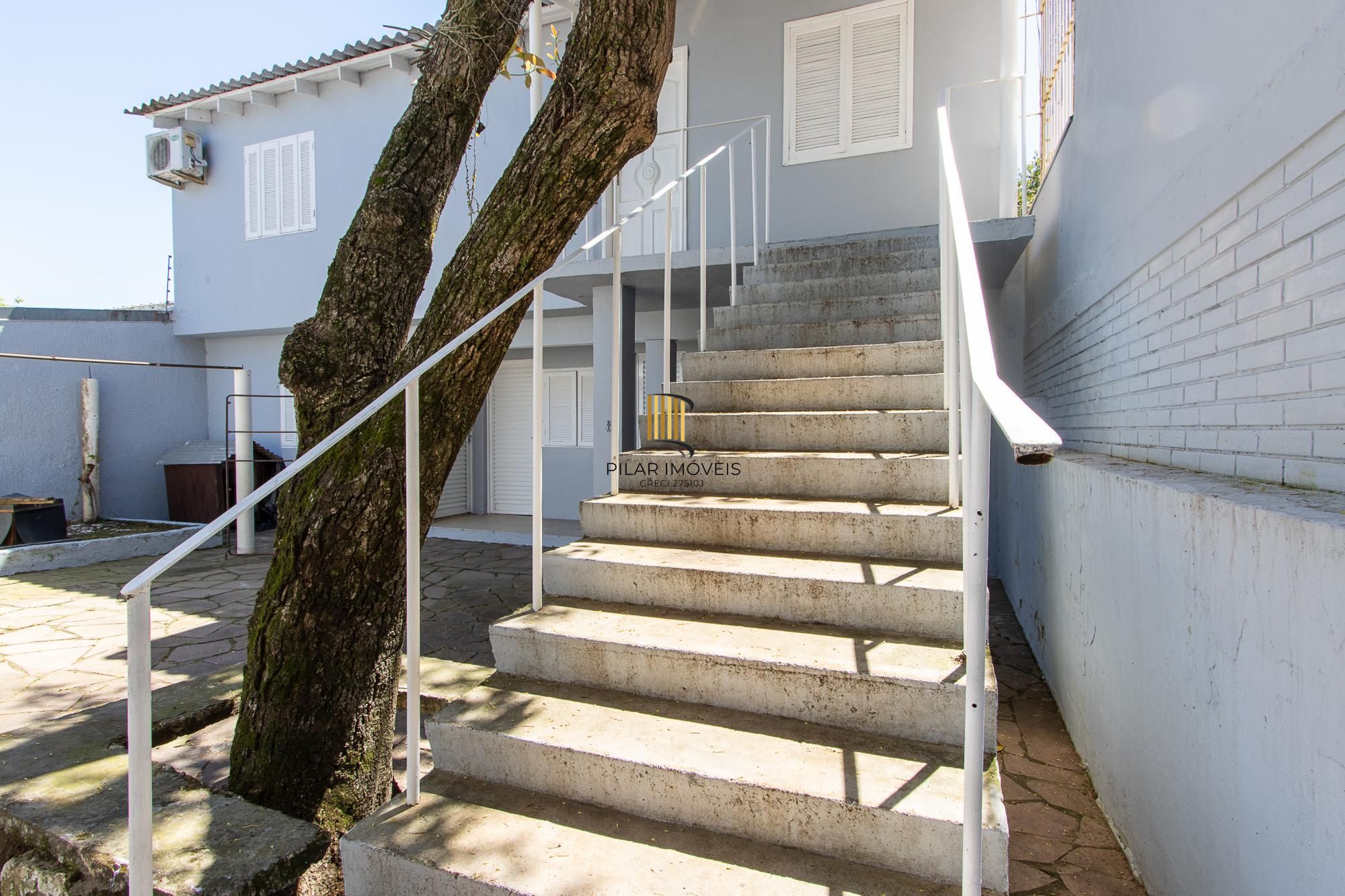 Casa de alvenaria, com 3 quartos, 1 suíte e 3 vagas de garagem.