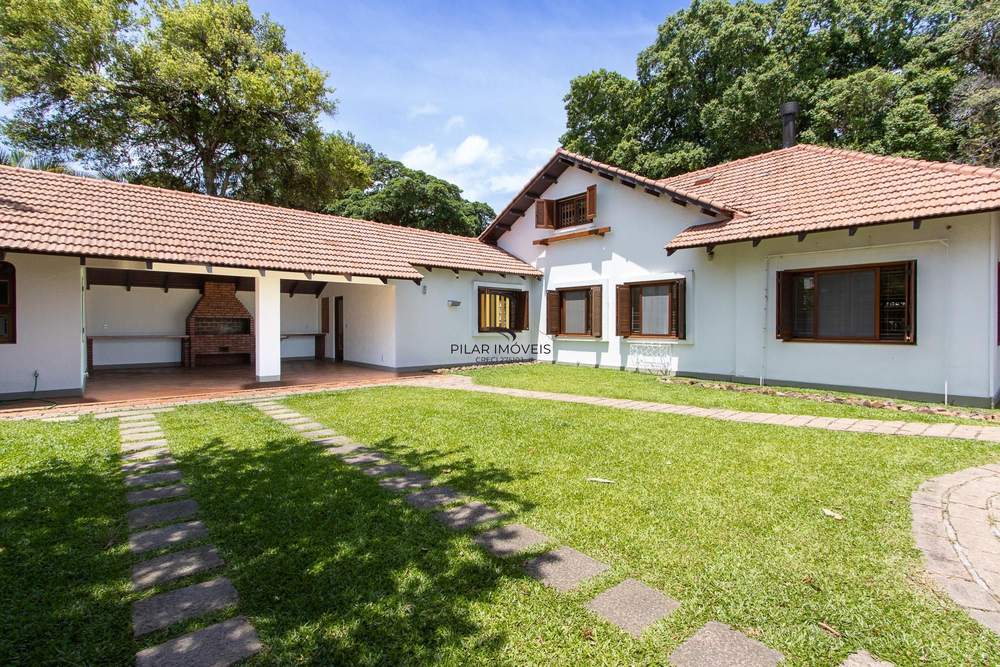 Casa com 2 dormitórios 3 banheiros. lareira e churrasqueira, e com arquitetura moderna.