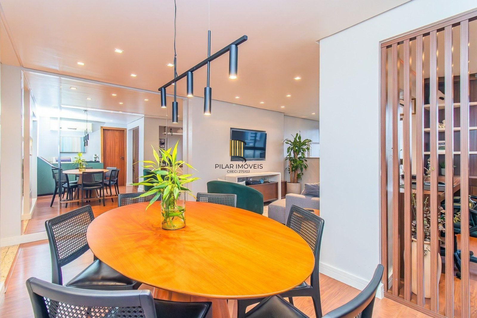 Apartamento Reformado e Mobiliado com 101m² e 2 Vagas no Coração do Rio Branco