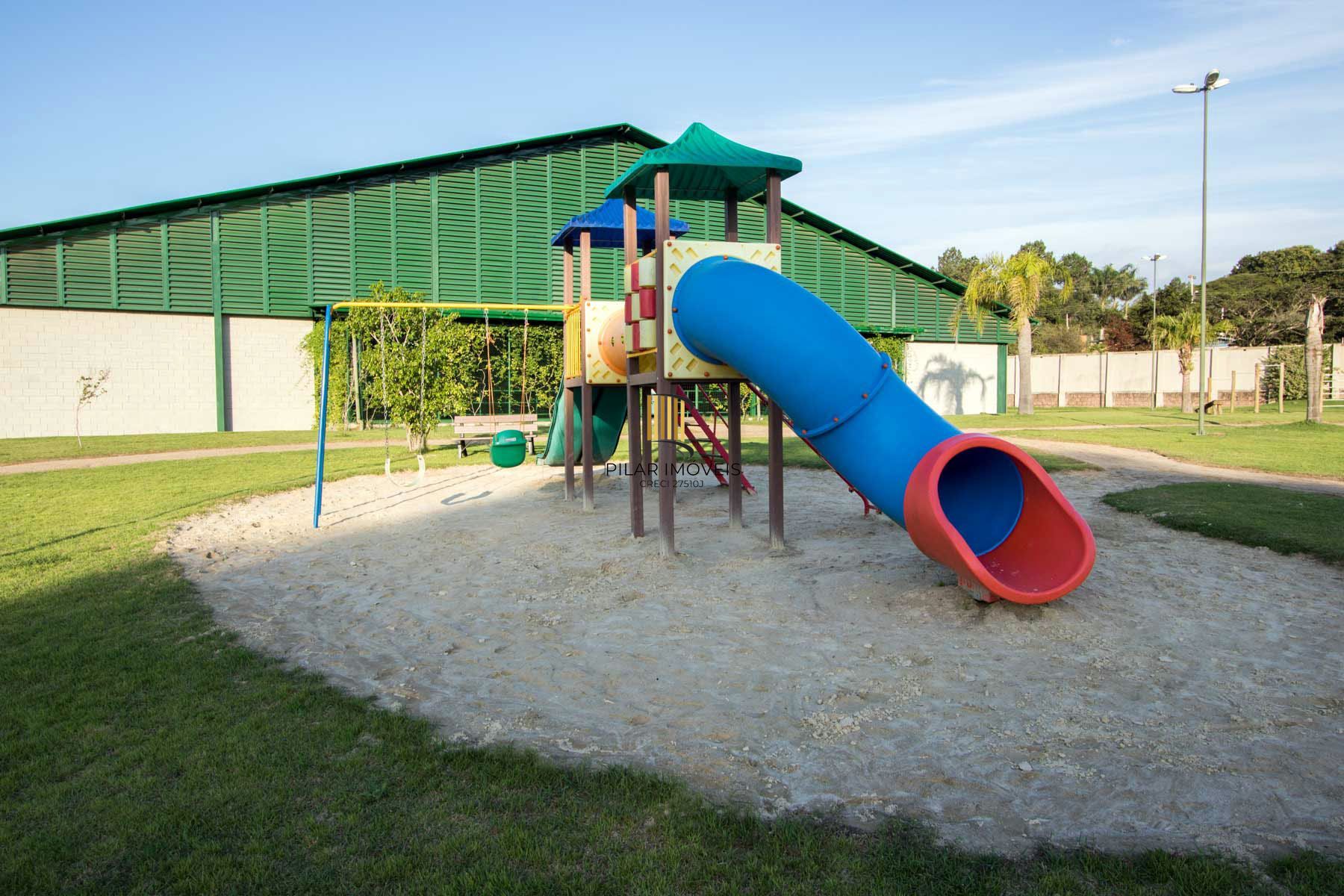 A casa conta com 434m2 de área construída, mas com um aproveitamento total dos 1.012m2 do lote