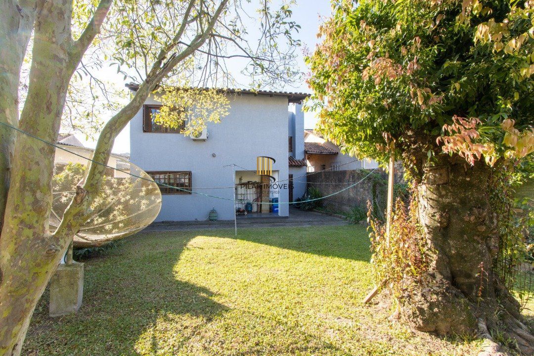 Casa para Venda - 300m², 3 dormitórios, sendo 1 suites, 4 vagas - Tristeza