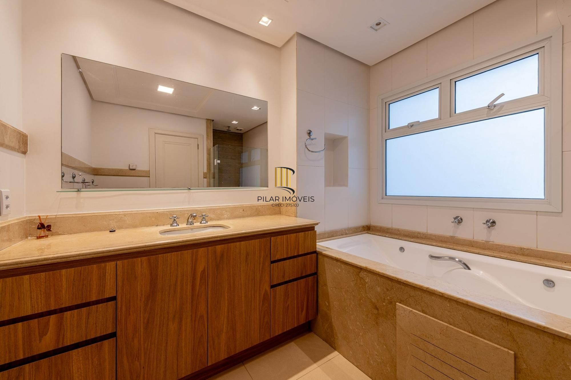 Casa de 4 dormitórios no bairro Três Figueiras