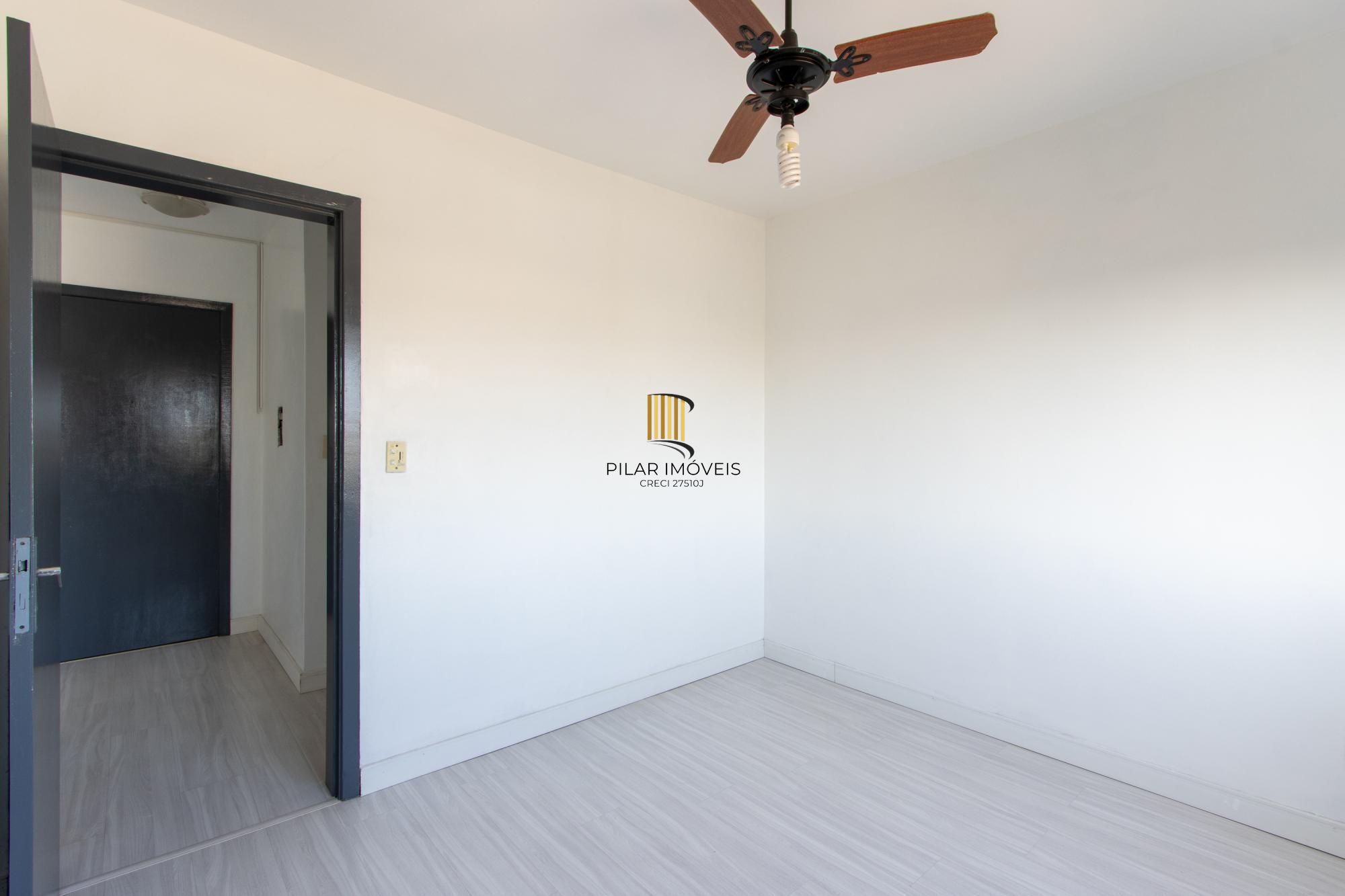 Apartamento semimobiliado à venda no bairro Cristal, 2 dormitórios, 2 banheiros, 1 vaga coberta e vista livre para o Guaíba