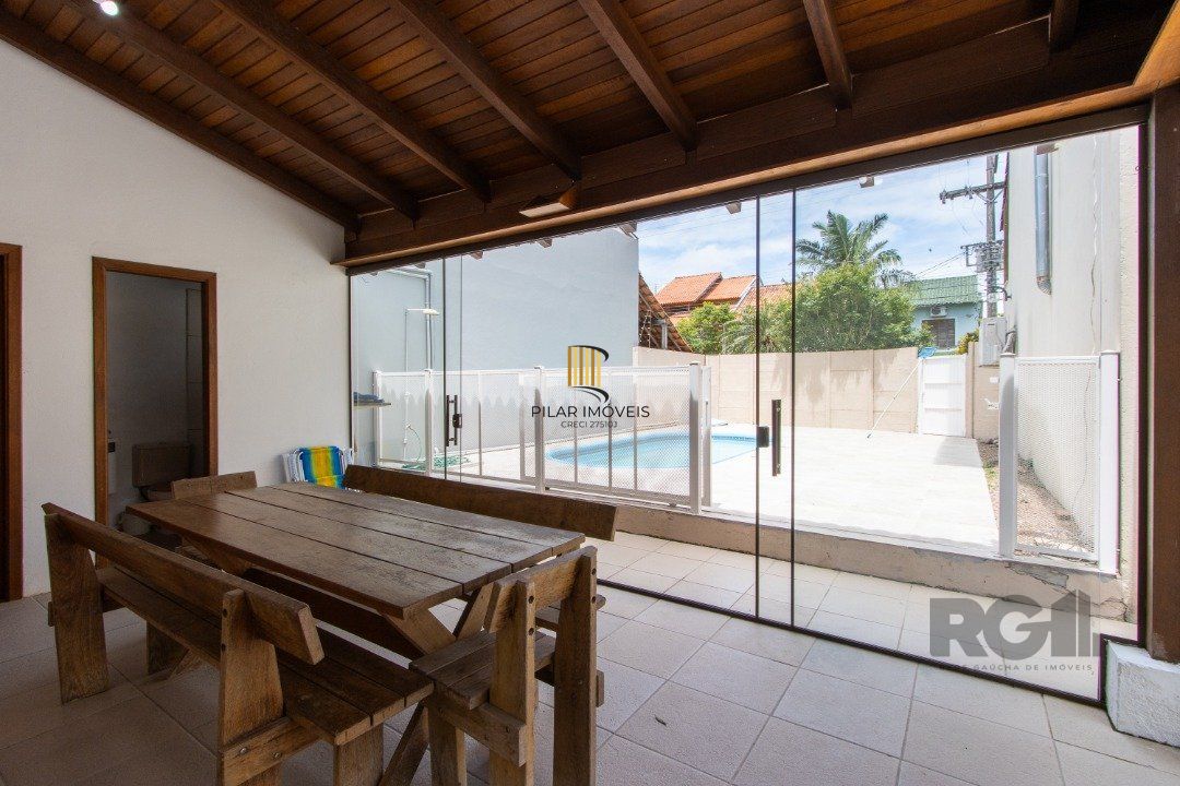 Casa 4 dormitórios no bairro Hípica
