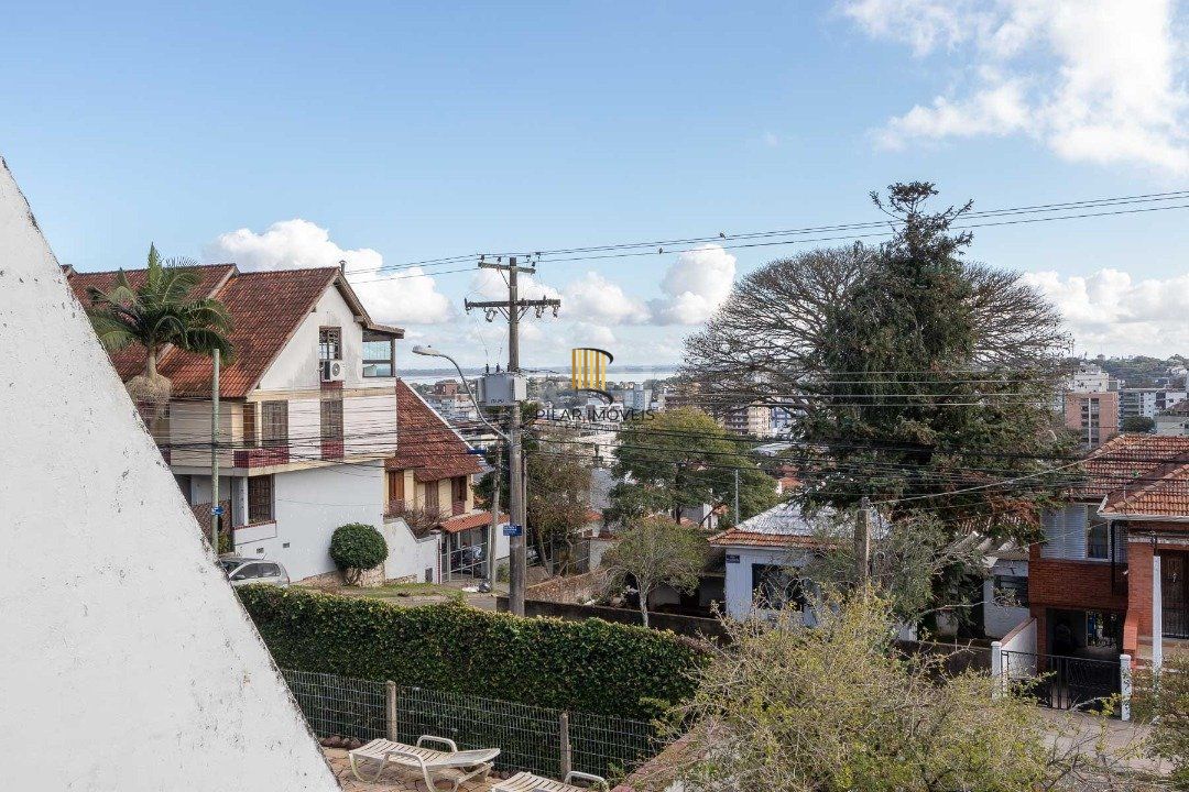 Casa com piscina em localização nobre no bairro Tristeza com vista para Rio Guaíba.