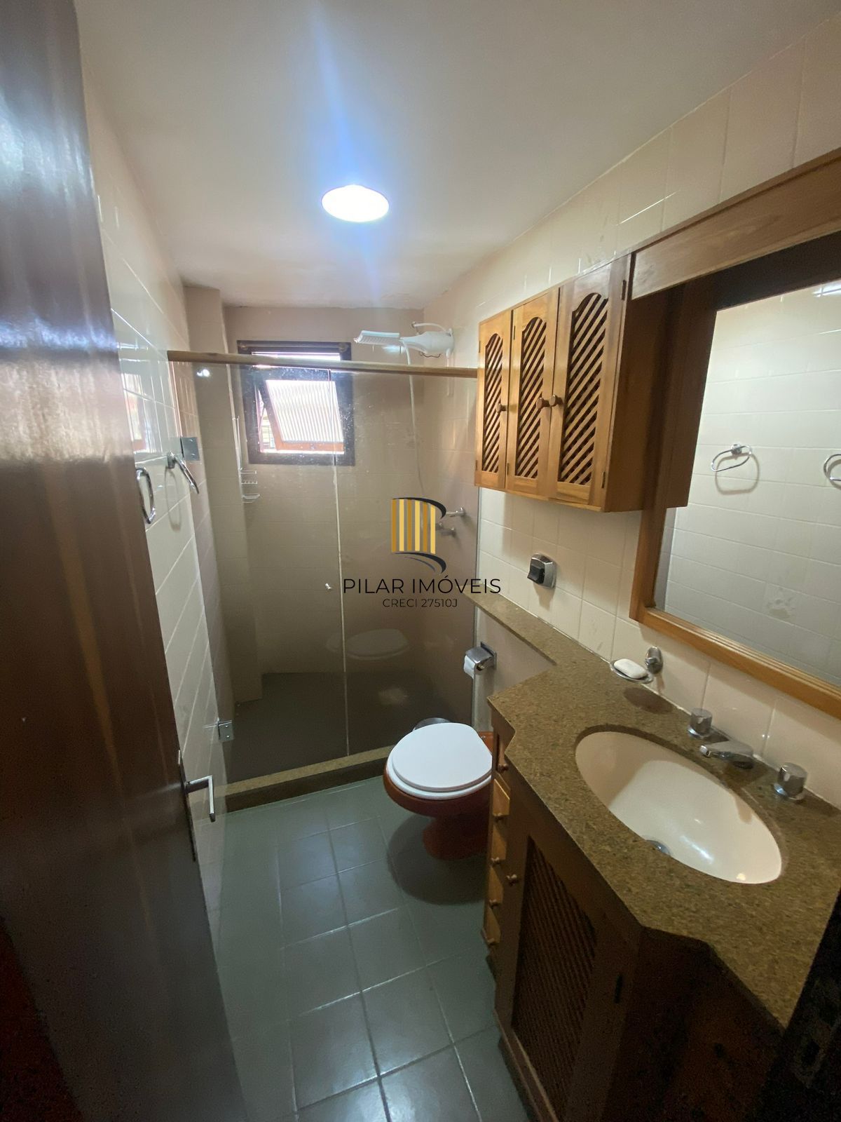 Apartamento com 2 dormitórios e garagem em Torres