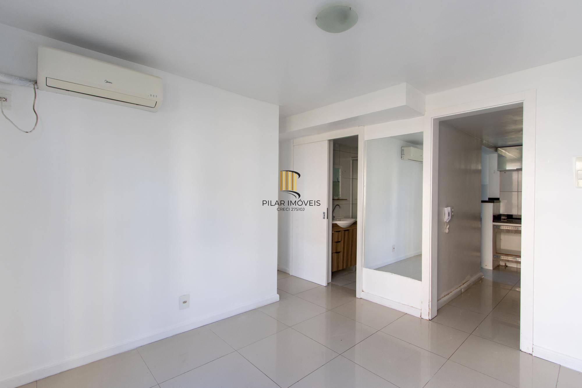 Apartamento térreo desocupado com  2 dormitórios I bairro Hipica