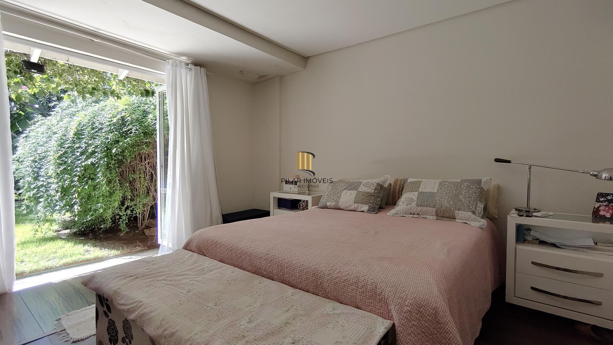 Casa térrea, 2 dormitórios, 1 suíte e 2 vagas no bairro Aberta dos Morros.