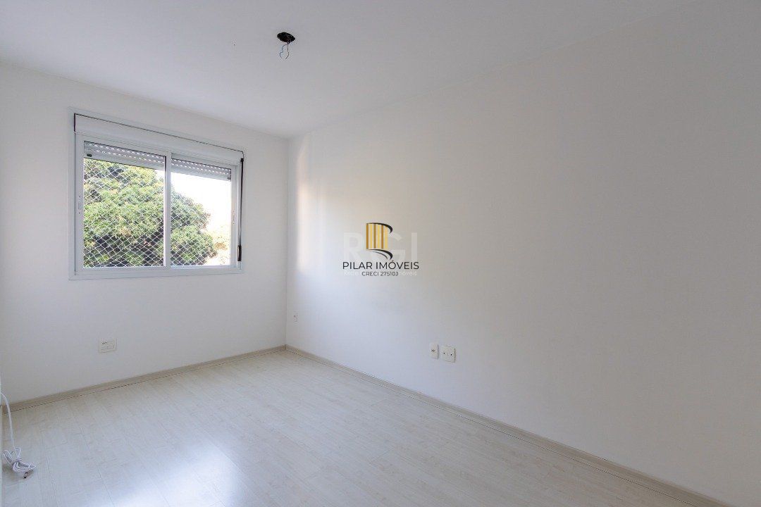 Apartamento de dois dormitórios, uma suíte, living, cozinha com churrasqueira, área de serviço, banheiro social e uma vaga de garagem.