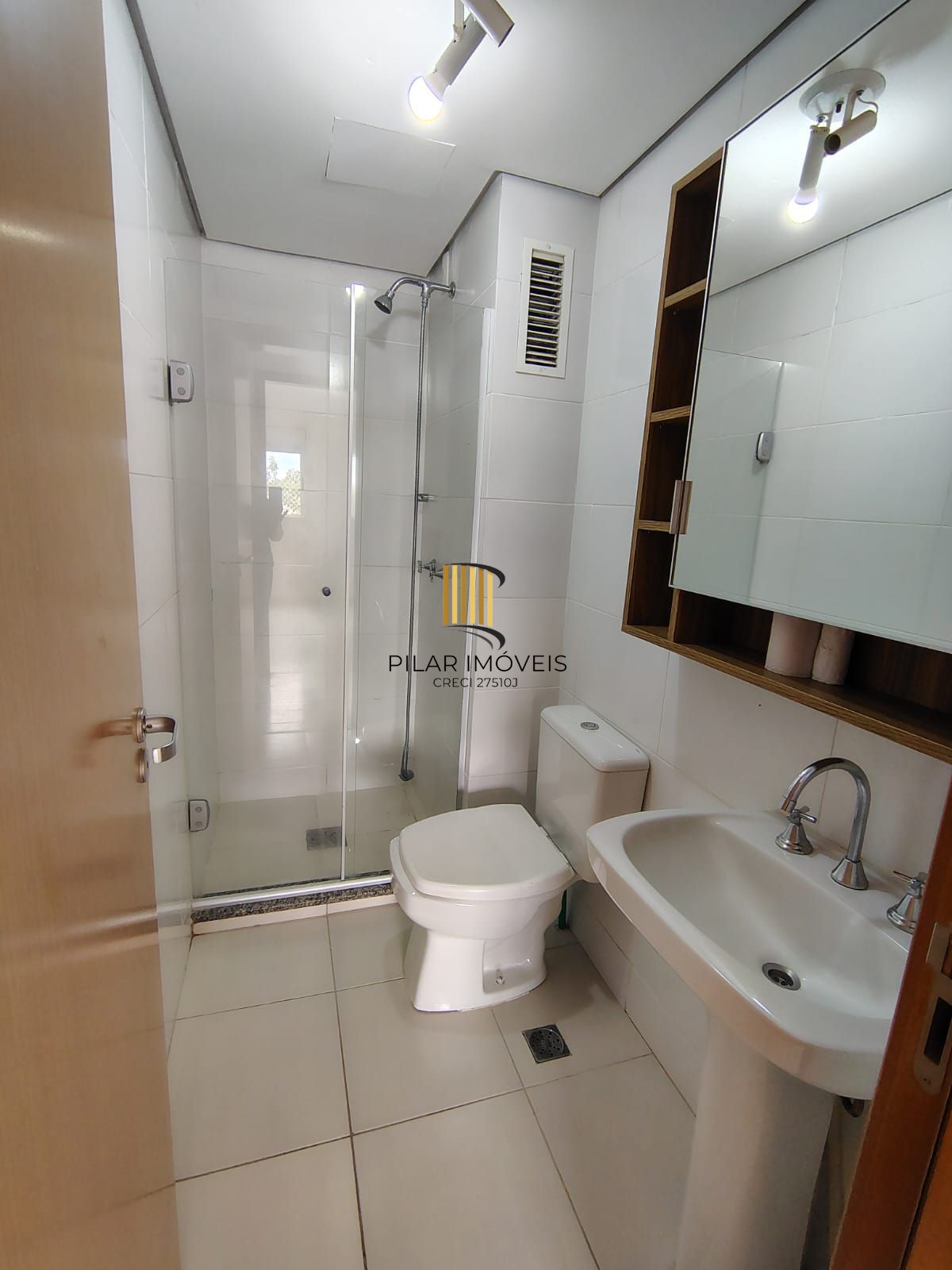 Apartamento de 2 dormitórios, living, cozinha planejada, área de serviço, banheiro social e 1 vaga de garagem escriturada.