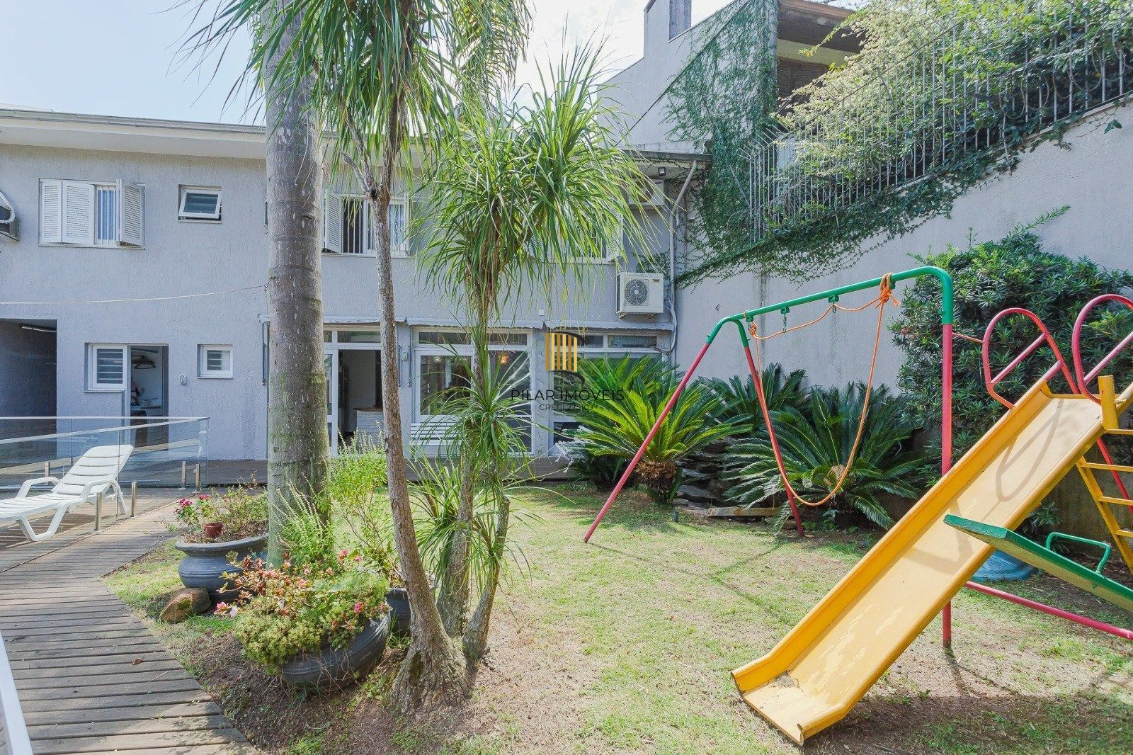 Casa Imponente com 5 Dormitórios (3 Suítes) no Bairro Chácara das Pedras