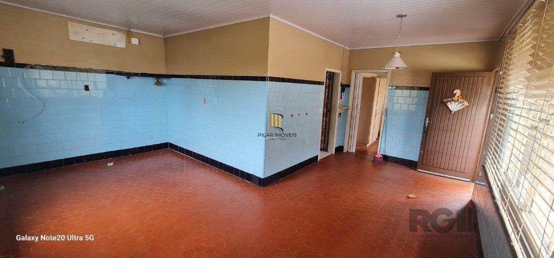 Casa com 2 dormitórios e 2 banheiros, área privativa de 100m²