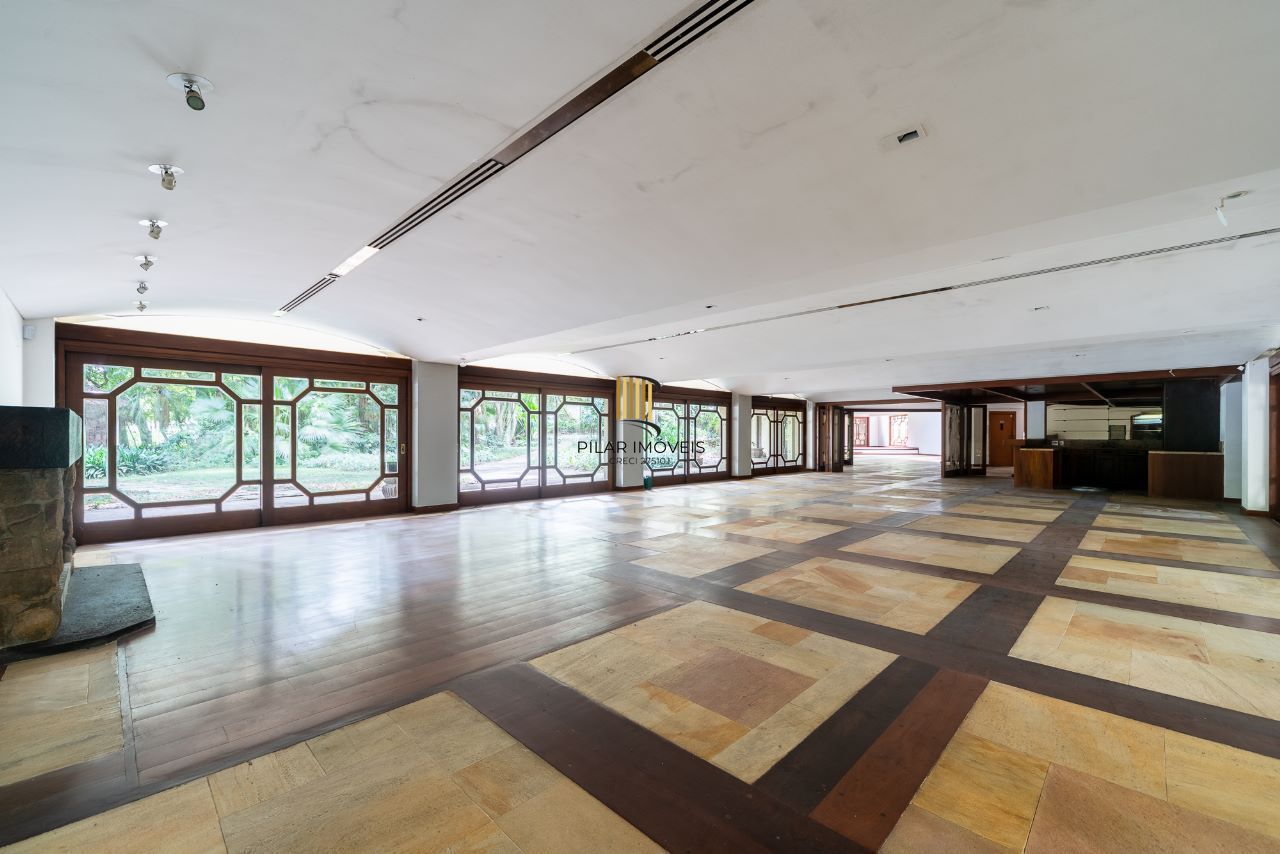 Casa à venda com1981m², 13 dormitórios, 4 suítes, 30 vagas, terreno de 1,2 hectares, no bairro Pedra Redonda em Porto Alegre