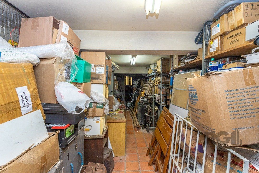 Casa  4 dormitórios, sendo 1 suíte no bairro Menino Deus em Porto Alegre