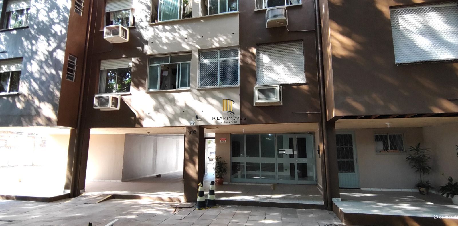 Apartamento de 1 dormitório, living, cozinha planejada, banheiro social.