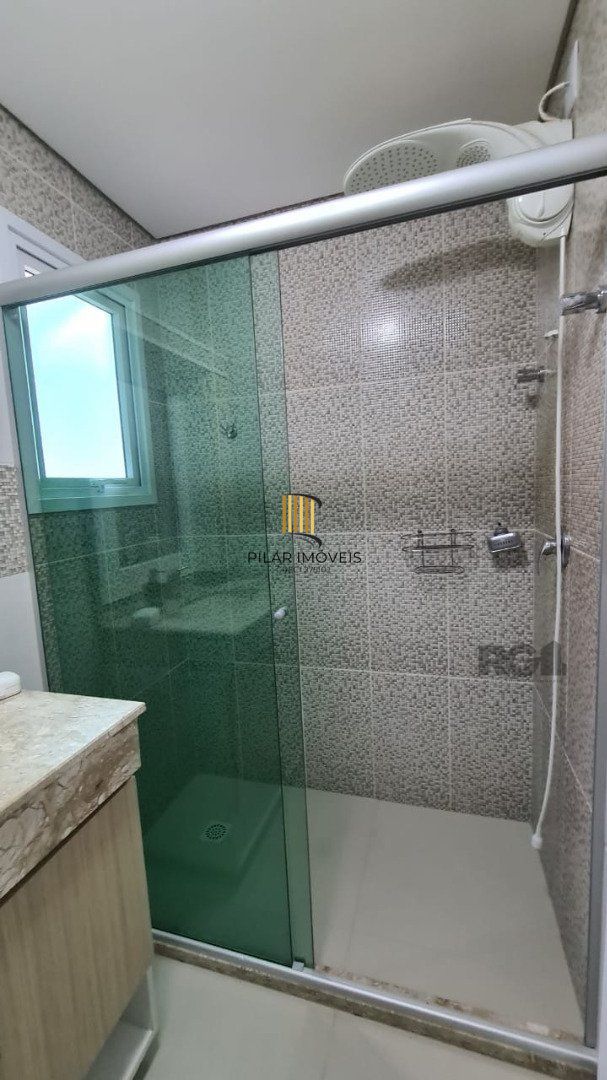 Casa de alvenaria, com 3 dormitórios, 1 suíte, living, cozinha, lavanderia, churrasqueira, banheiro social, pátio e 4 vagas de garagem.