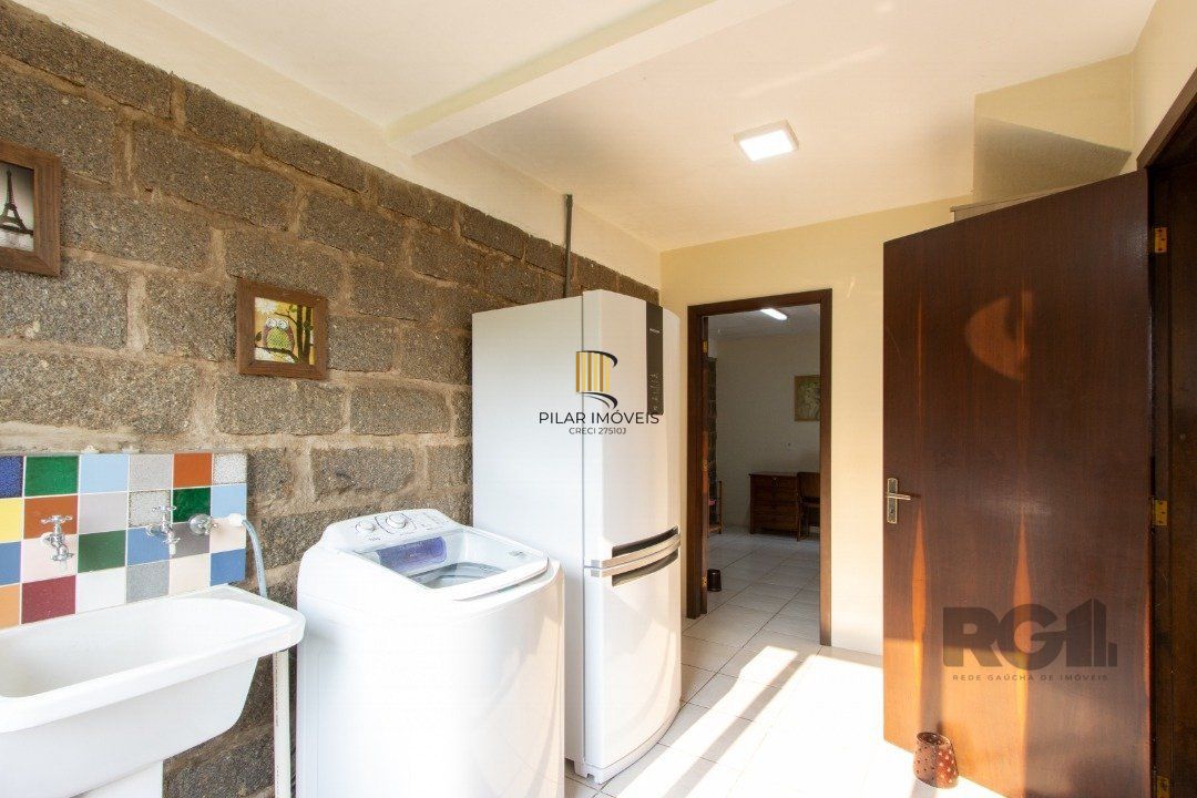Casa para Venda - 220m², 3 dormitórios, sendo 2 suites, 5 vagas - Espirito Santo