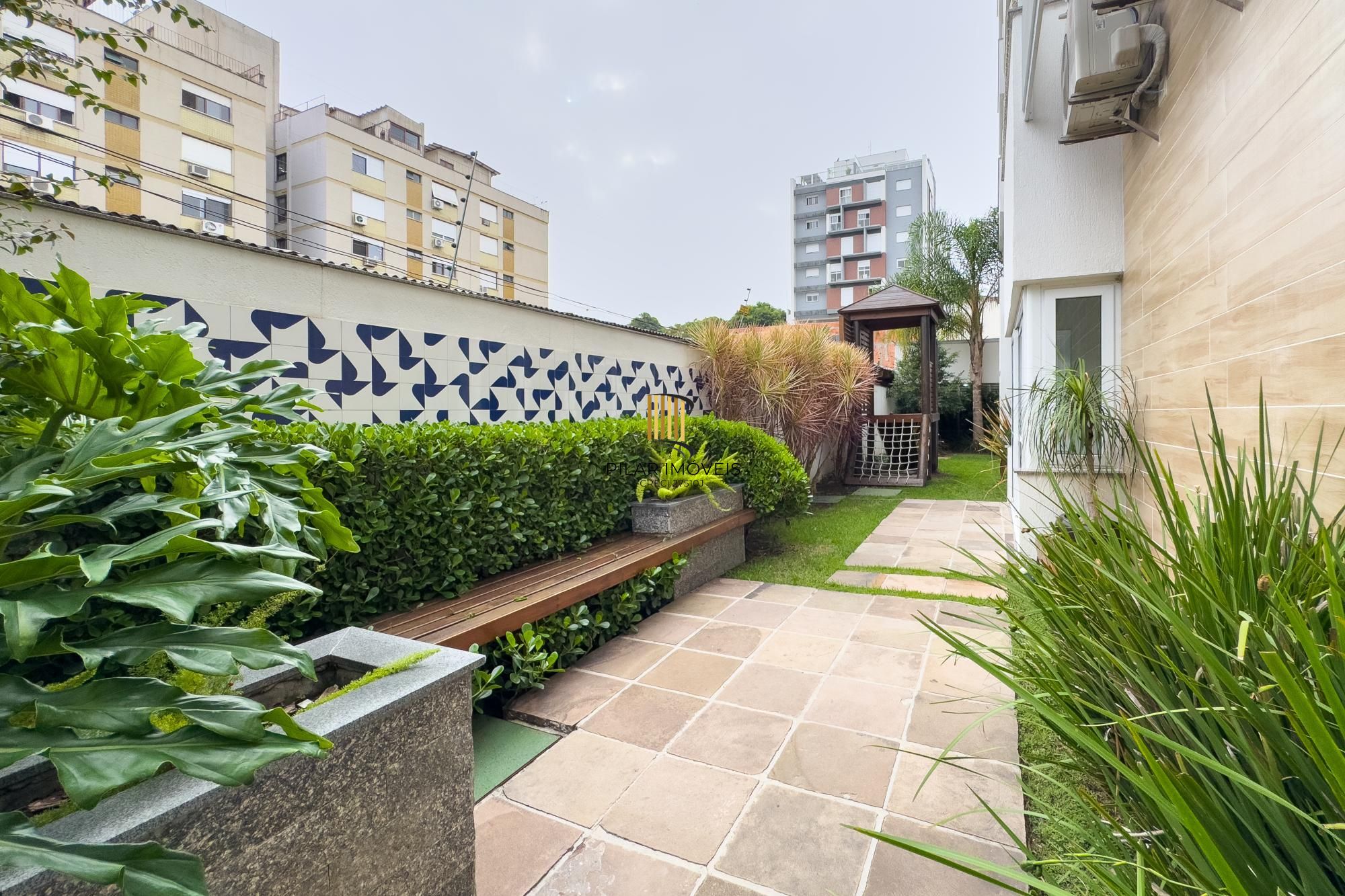 Apartamento 03 Suítes bairro Cristal, 88,97m² de área privativa, semimobiliada e 02 vagas de garagens cobertas.