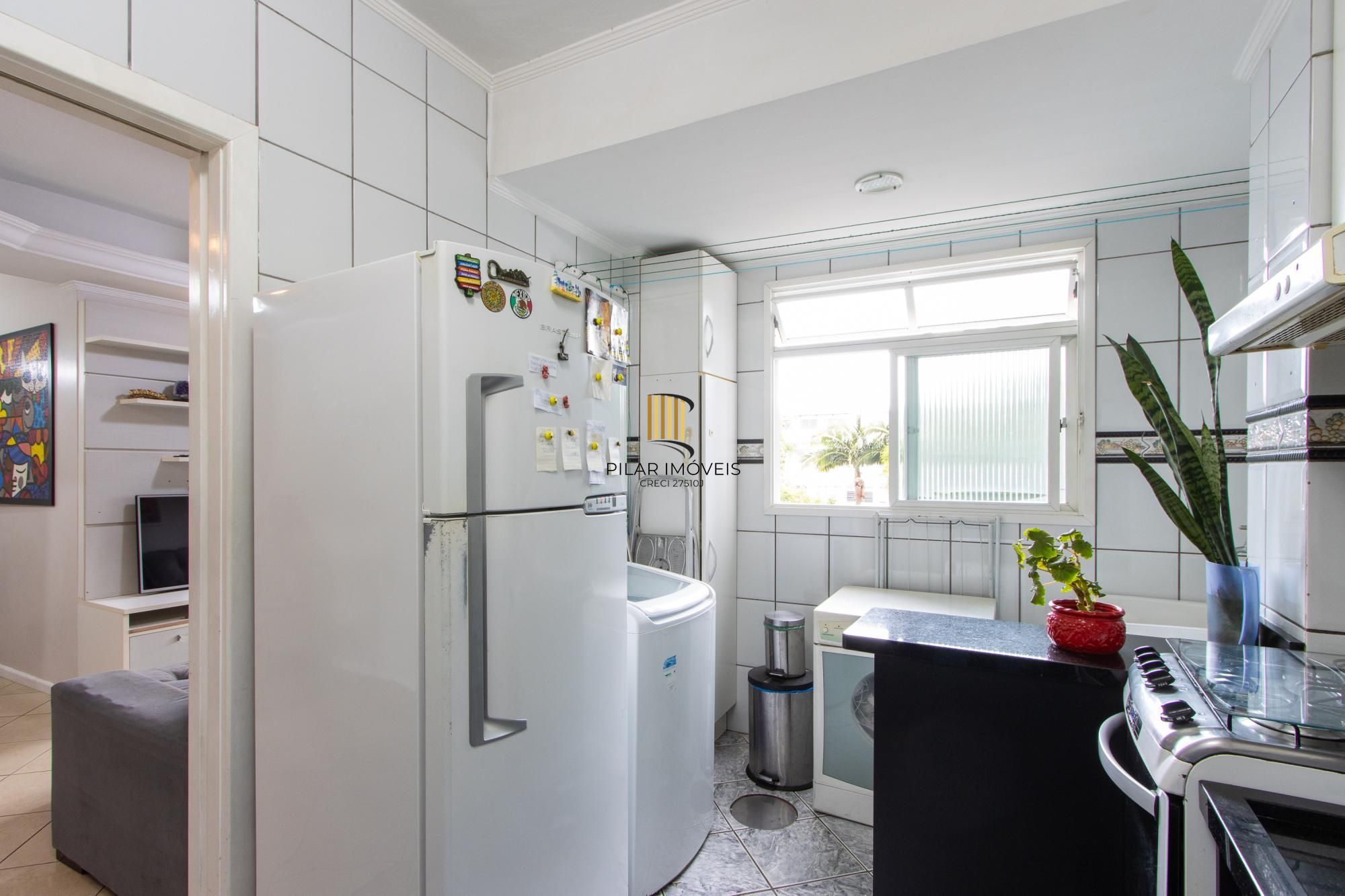 Apartamento de 2 quartos, living, cozinha planejada, área de serviço e 1 vaga.