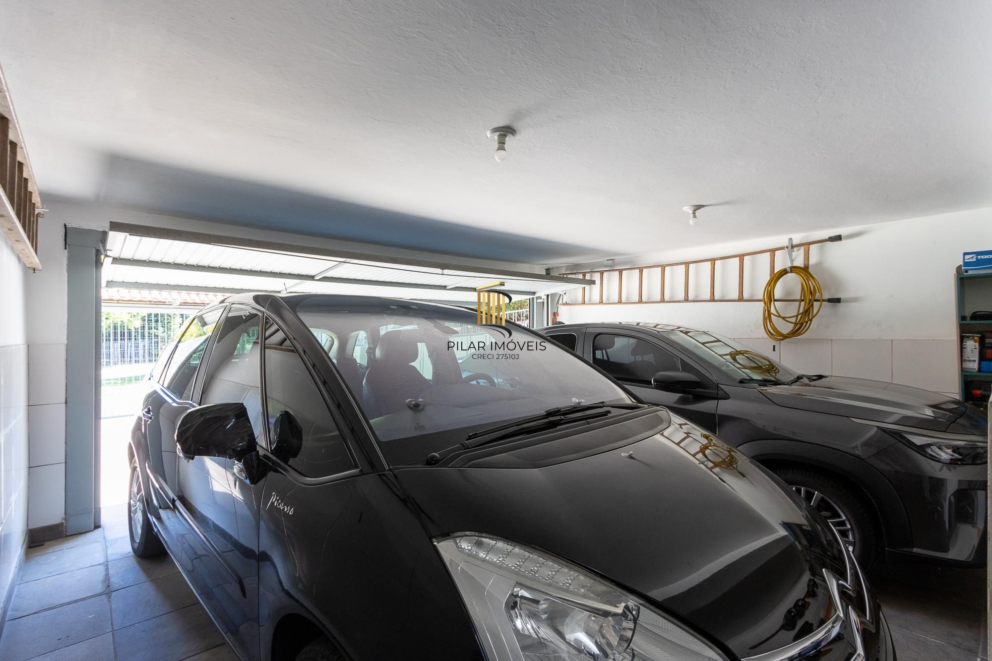 Casa de alvenaria, 4 dormitórios, 2 suítes, bairro Cristal.