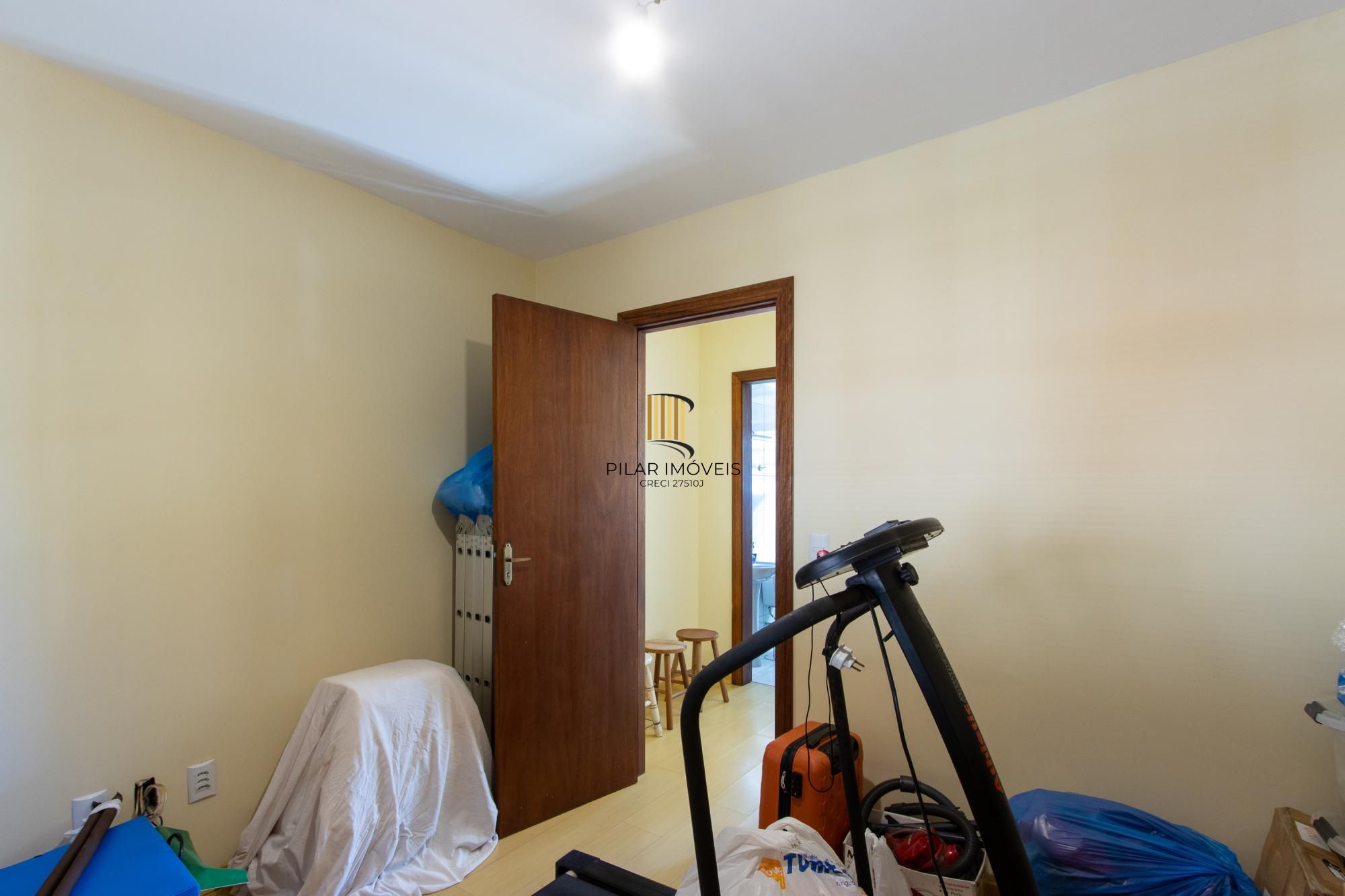 Casa em condomínio, porteira fechada,  possui 3 dormitórios e 1 vaga