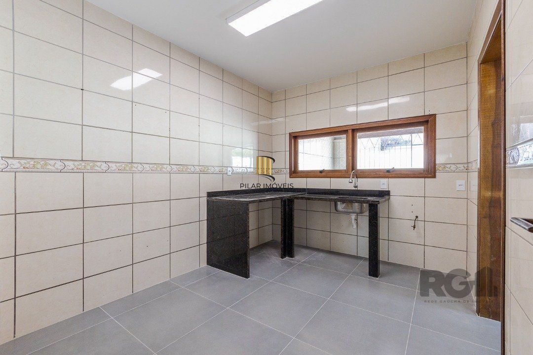 Casa 103m² - 3 dormitórios, 1 suíte, piscina, 2 vagas no bairro Hípica