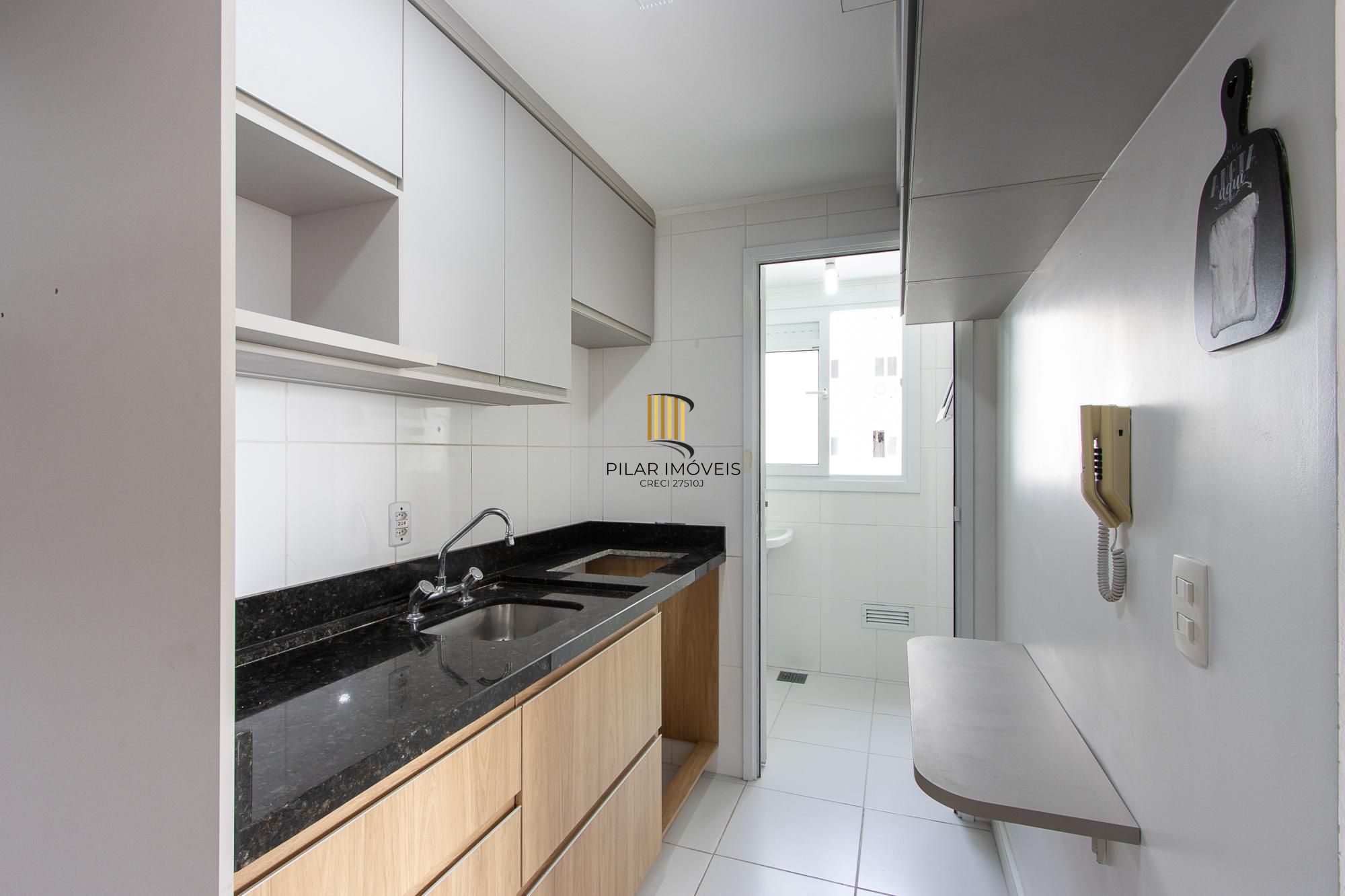 Apartamento de 2 dormitórios com suíte, churrasqueira e infraestrutura completa na Zona Sul de Porto Alegre.