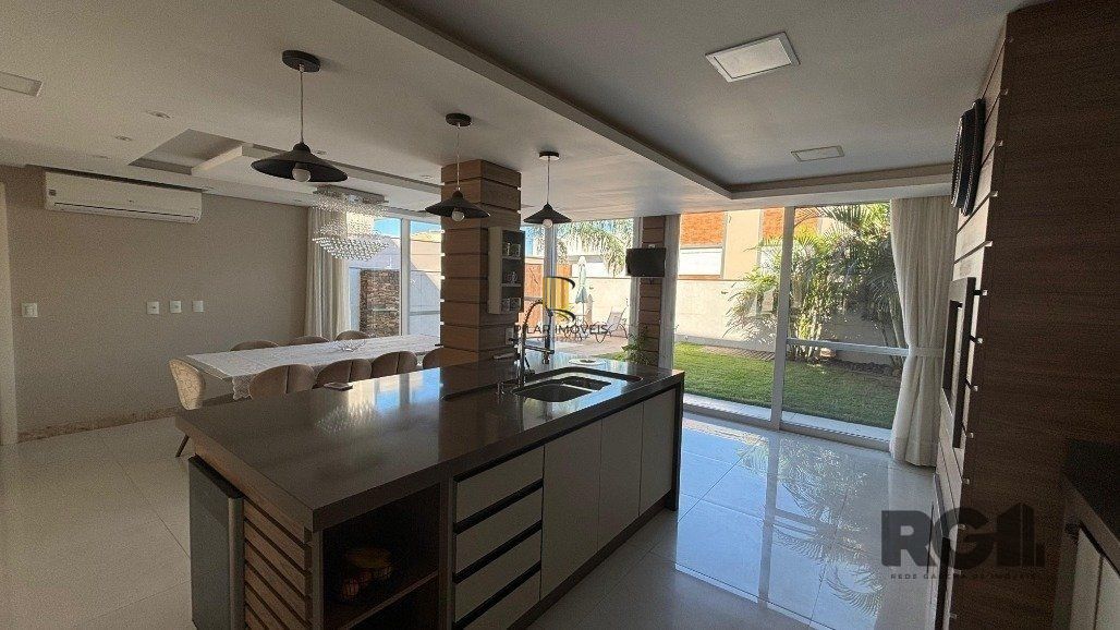Casa em condomínio com 4 suítes, 4 vagas de garagem, pátio com piscina