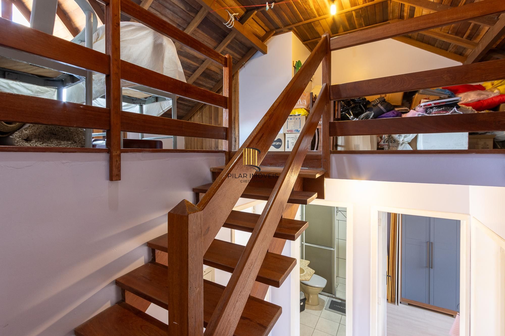 Casa de condomínio, de 3 dormitórios, 1 suíte e 2 vagas de garagem.