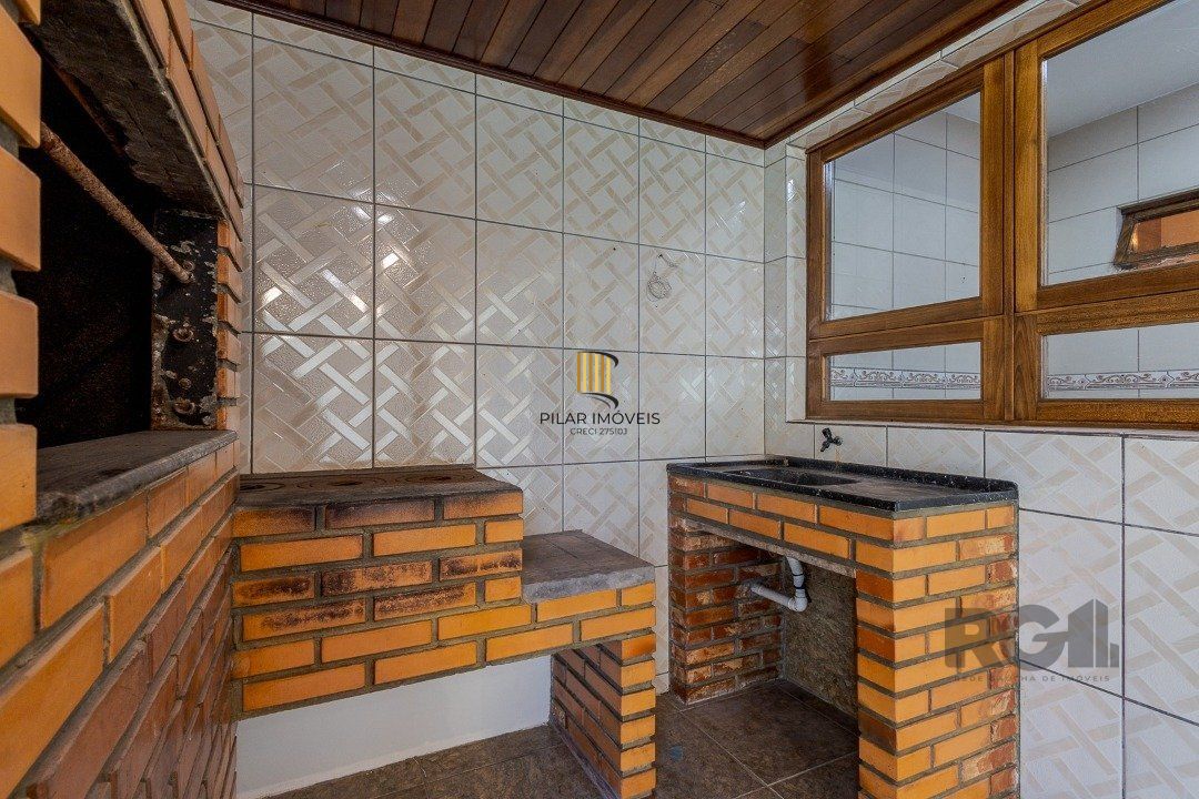 Casa 103m² - 3 dormitórios, 1 suíte, piscina, 2 vagas no bairro Hípica