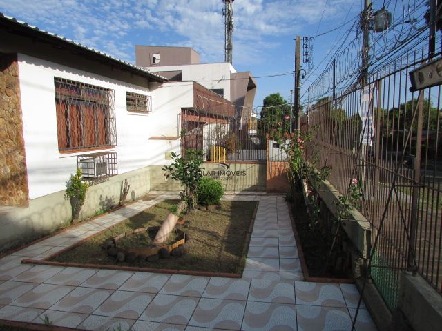Casa térrea, com 3 dormitórios, 1 suíte, no bairro Nonoai.