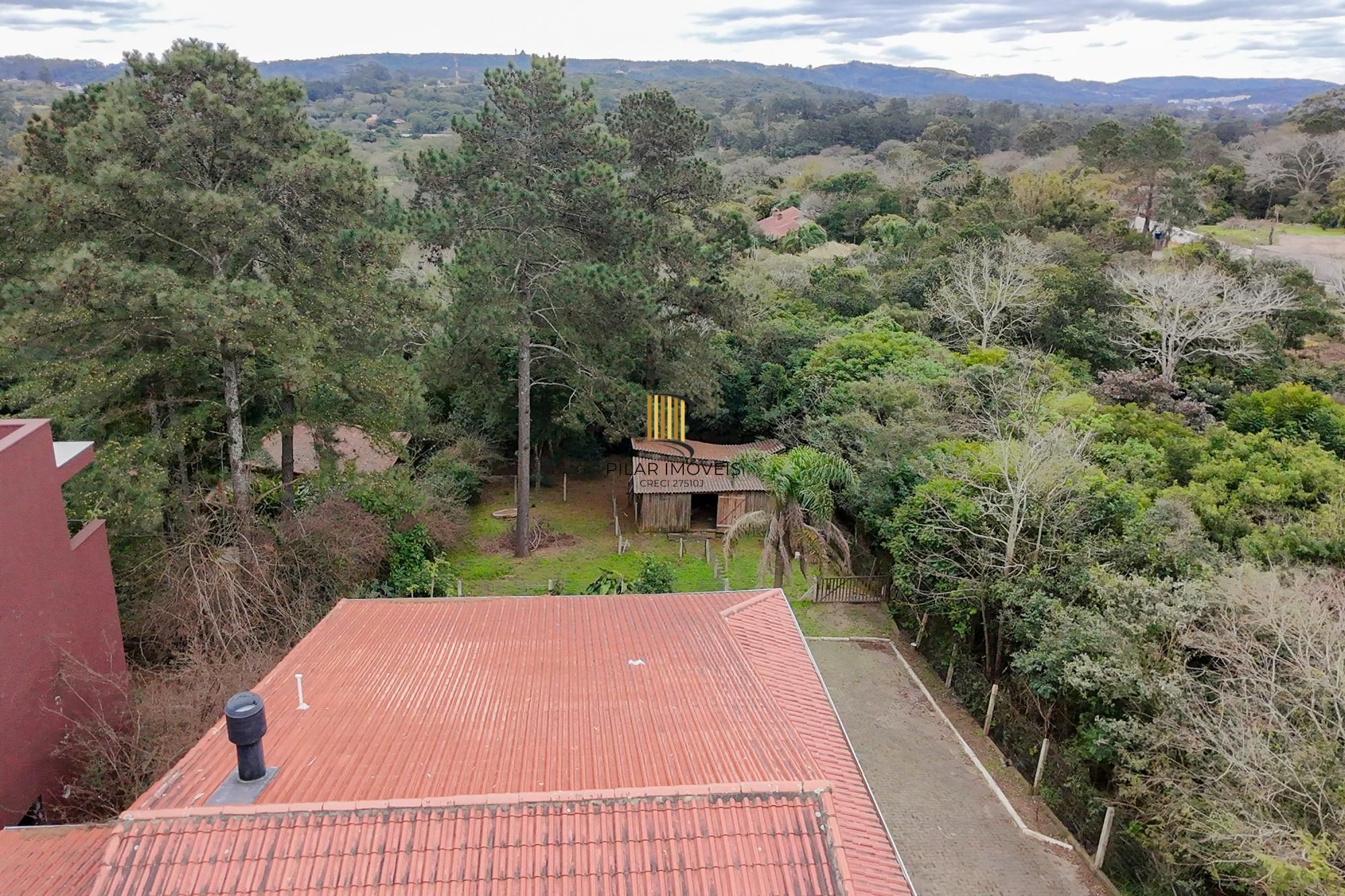 Casa de alvenaria, com 3 dormitórios, 1 suíte, living, cozinha, lavanderia, churrasqueira, banheiro social, pátio e 4 vagas de garagem.