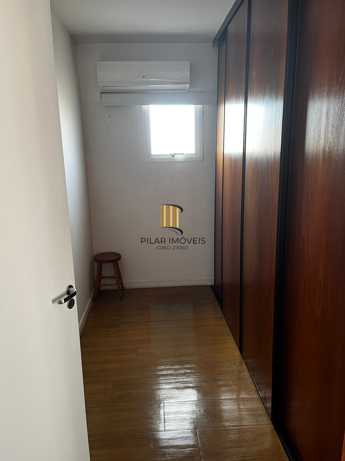 Sobrado  com 3 quartos, 1 suíte, lareira, churrasqueira, 3 vagas cobertas na zona sul.